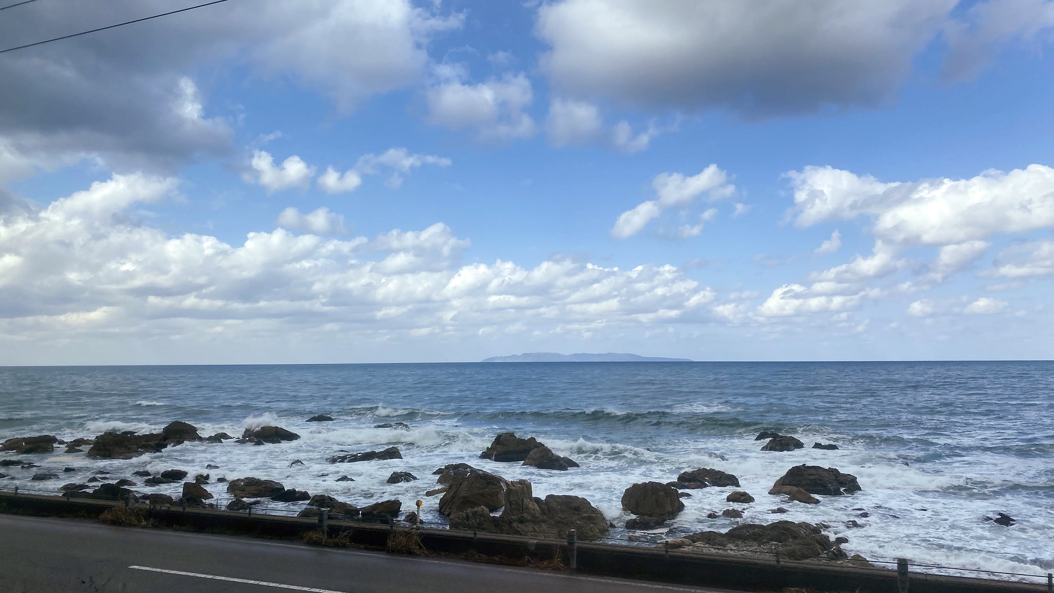 車窓から眺める日本海