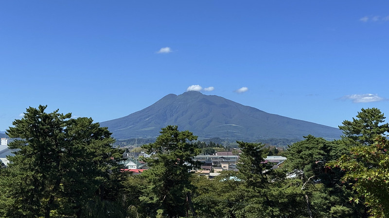 弘前城跡からの岩木山の眺め